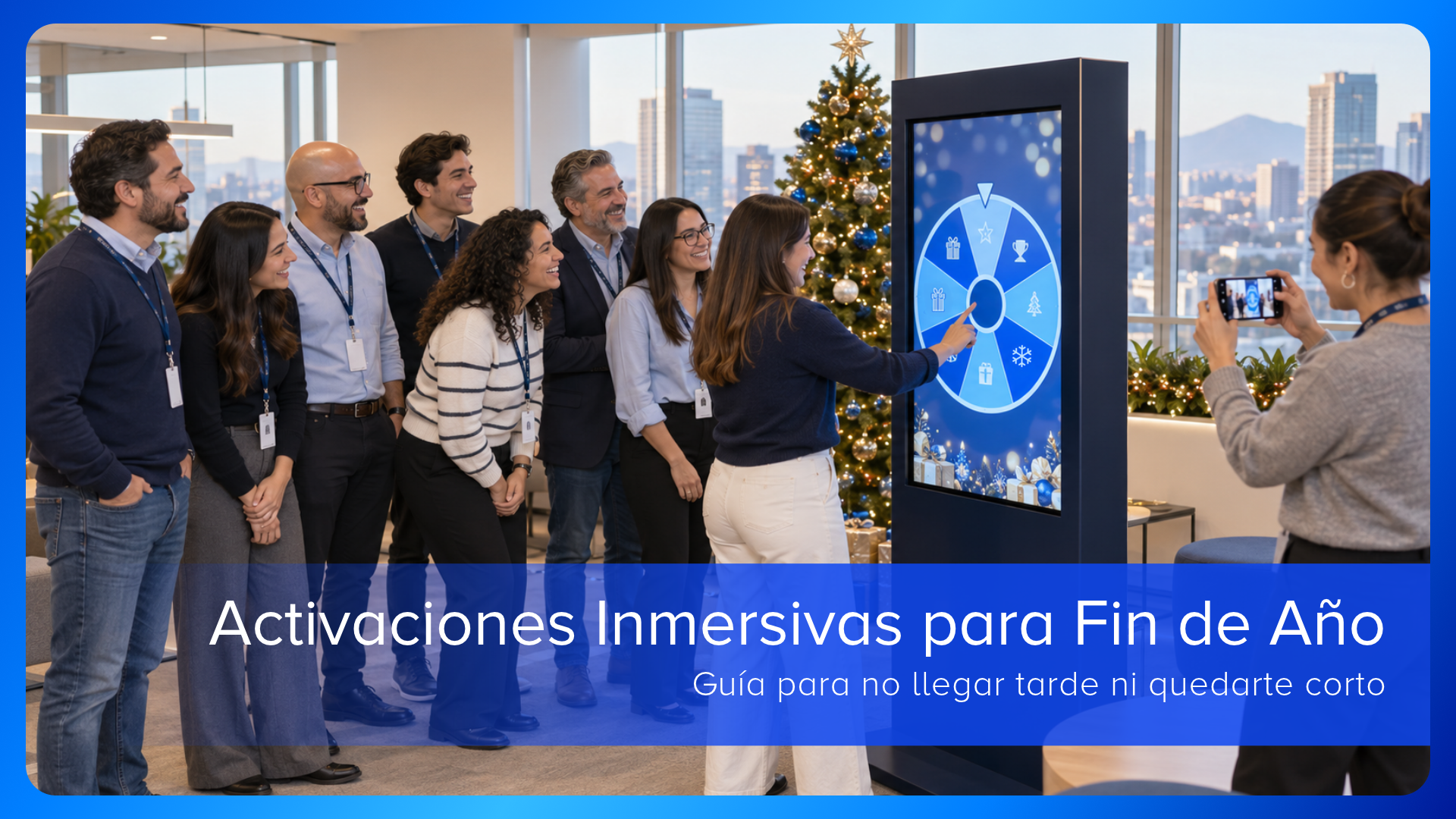 Grupo de empleados sonriendo mientras hacen fila para usar un tótem interactivo con ruleta de premios en una activación de fin de año, con árbol de Navidad y decoración sutil en una oficina moderna.